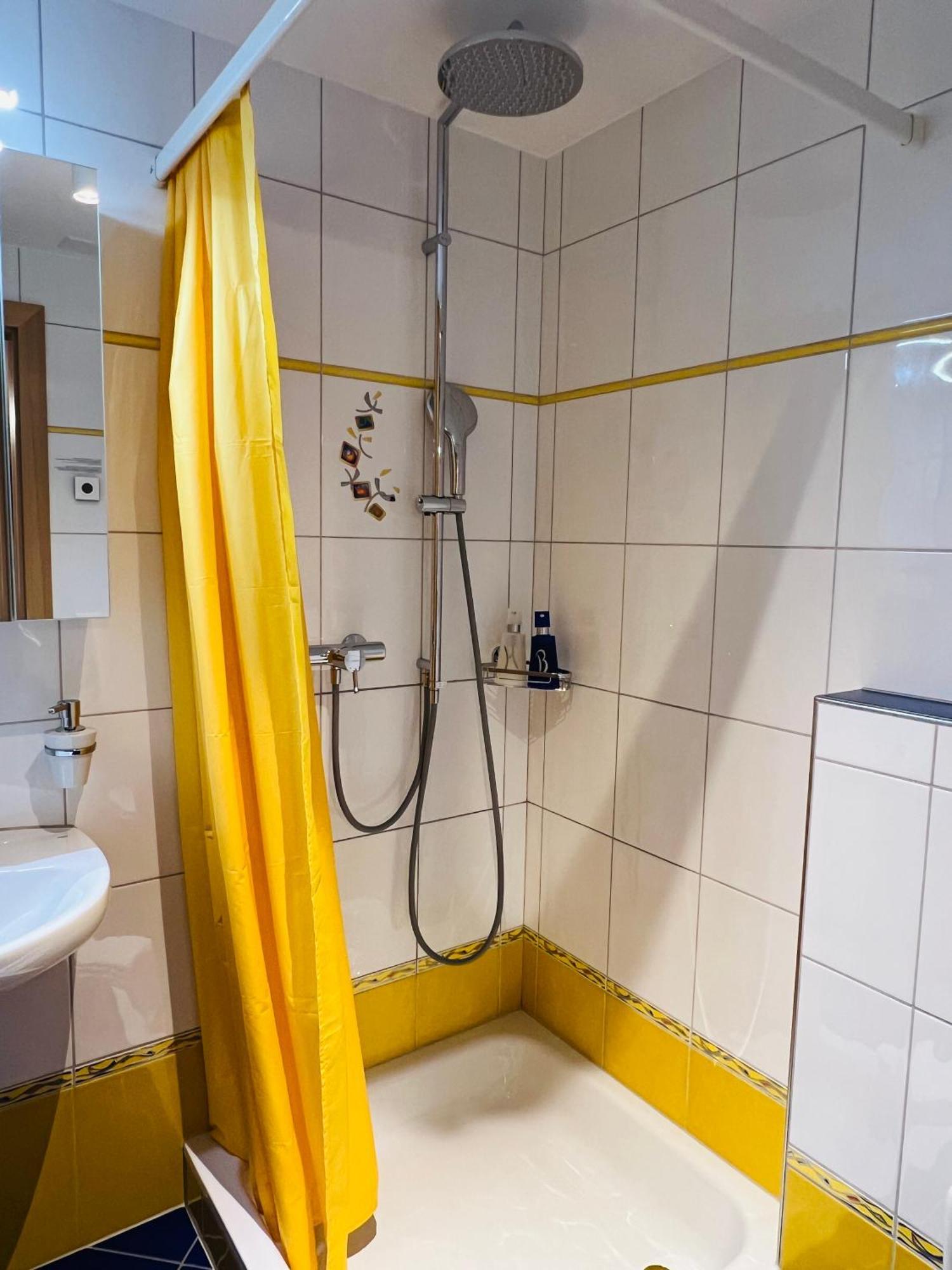 Wonderful & Private Room With En-Suite Bathroom トリーゼンベルク エクステリア 写真